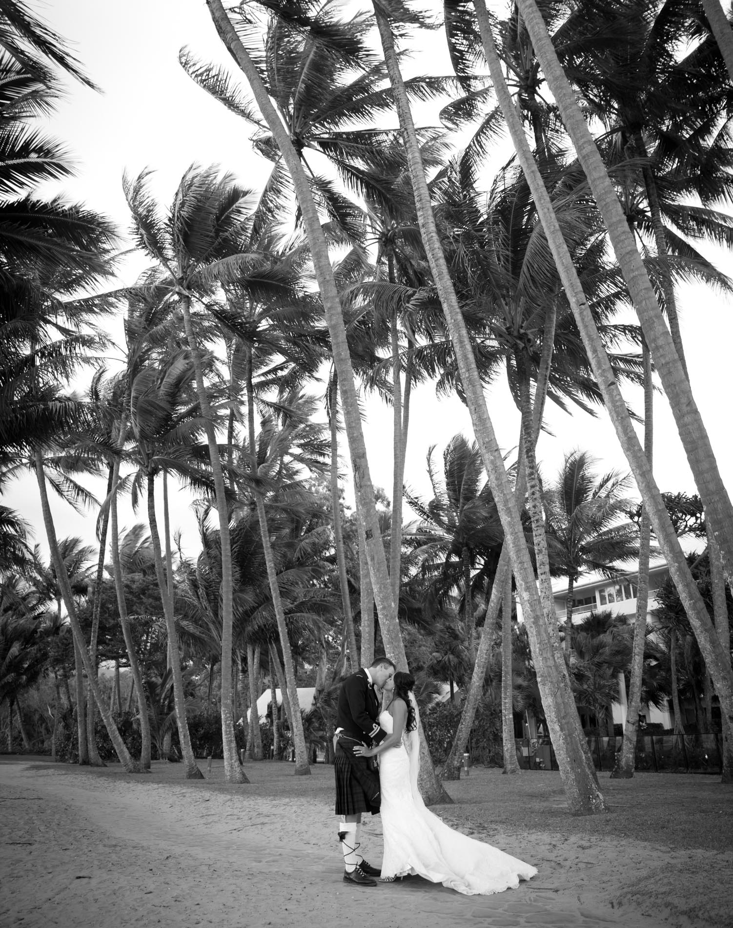 Palm Cove wedding Photographer captures beautiful wedding images at sarayi Palm Cove.